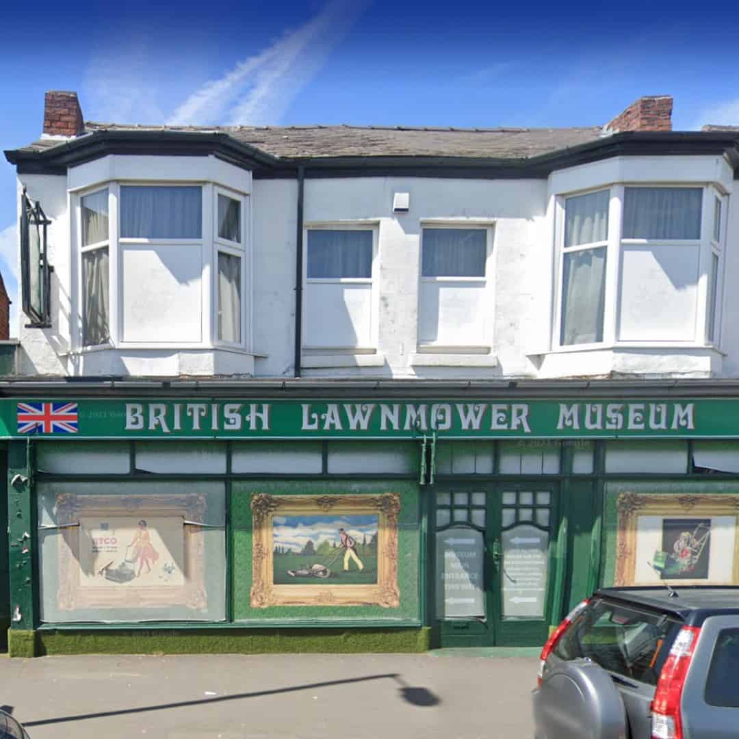 There are museums dedicated to just about everything these days: dog collars, miniature soldiers, cup noodles...and even lawnmowers!Yes, the British Lawnmower Museum of England is a thing, and it boasts over 300 restored exhibits of lawnmowers, including the biggest, fastest, and even those previously belonging to celebrities!Obscure as it may seem, this multi-award winning museum has been praised by countless visitors for it's many amazing, weird and wonderful insights 😉.
.
.
#funfactsoftheday #lawnmower #mowing #lawncarelife #turflife